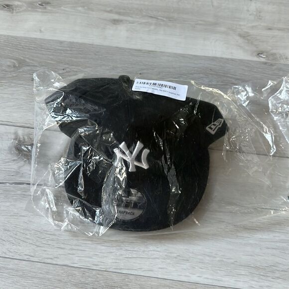 New Era NY Yankees Team Color Basic 9FIFTY Snapback in Black & White NWT - Picture 7 of 10